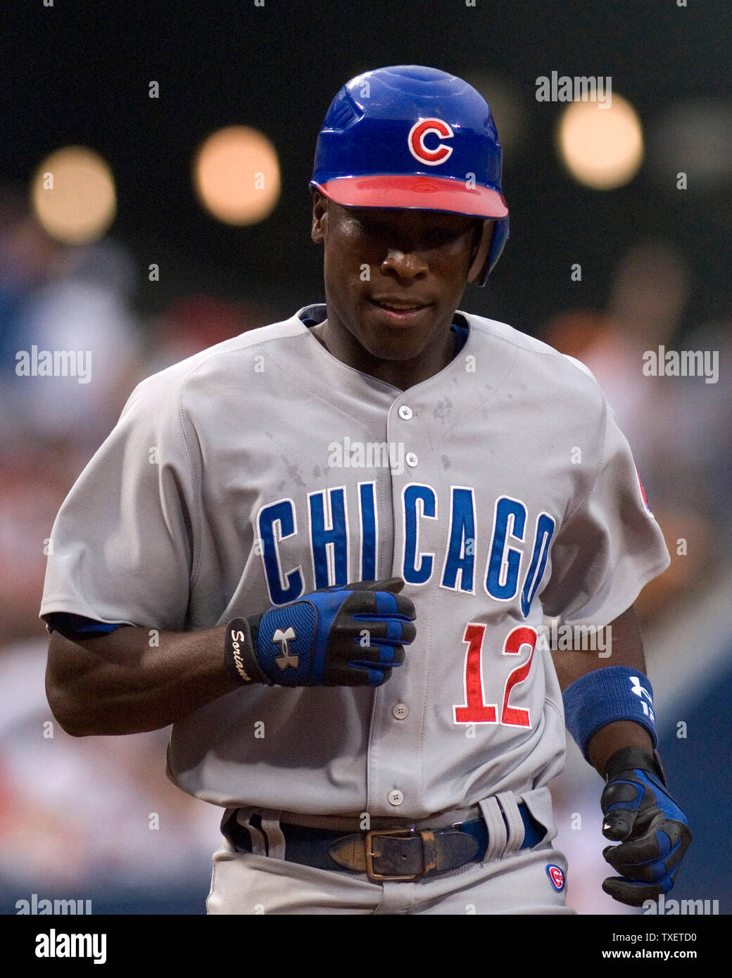 Chicago Cubs Alfonso Soriano Lächeln, als er Schritte auf der Home Plate zu beenden runden die Grundlagen für seine zweite Solo home run gegen die Atlanta Braves in wie viele Innings bei Turner Field, Atlanta, 8. Juni 2007. (UPI Foto/Peter Stöger) Stockfoto