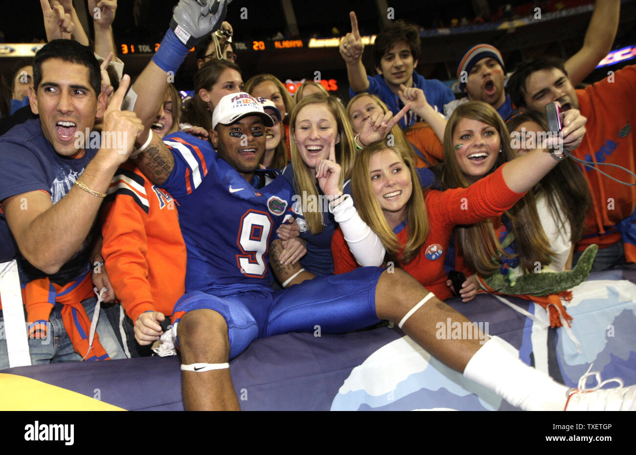 Universität von Florida wide receiver Louis Murphy (9) feiert die Gators' 31-20 Niederlage von Alabama in der NCAA SEC Championship football Spiel in Atlanta, Georgia am 6. Dezember 2008. (UPI Foto/Markierung Wallheiser) Stockfoto