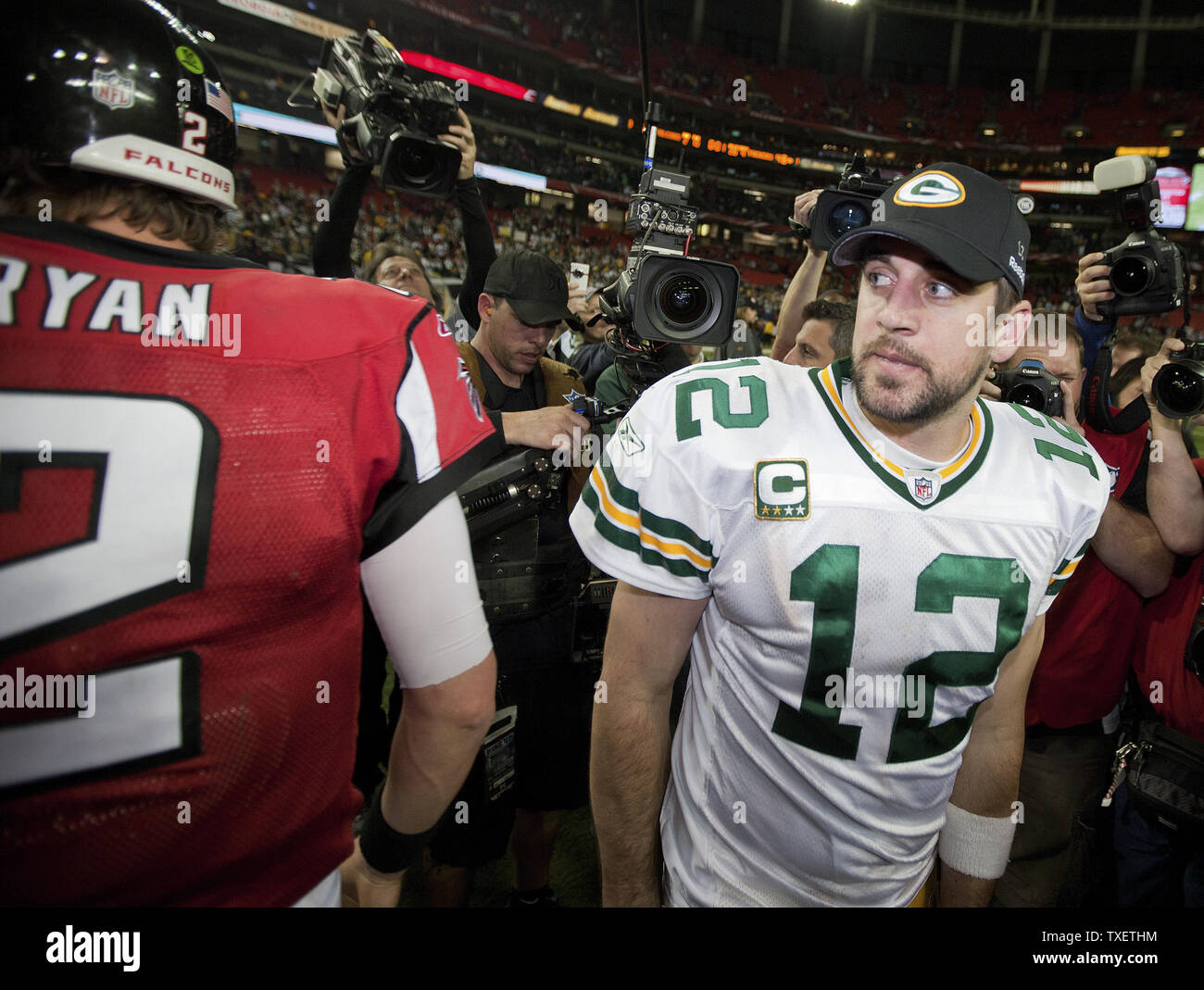 Green Bay Quarterback Aaron Rodgers (12) Uhren als Atlanta Falcons quarterback Matt Ryan (2) Verlässt Mitte Feld nach dem Verpacker die Falken 48-21 in ihrem NFC divisional im Georgia Dome in Atlanta, Georgia, 15. Januar 2011 besiegt. UPI/Mark Wallheiser. Stockfoto