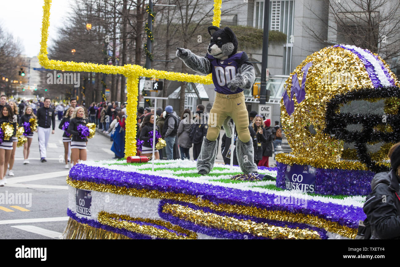 Harry der Husky führt die Universität von Washington Husky Marching Band durch die Innenstadt von Atlanta, Georgia im Peach Bowl Parade 2016 Am 31. Dezember 2016. Foto von Mark Wallheiser/UPI Stockfoto