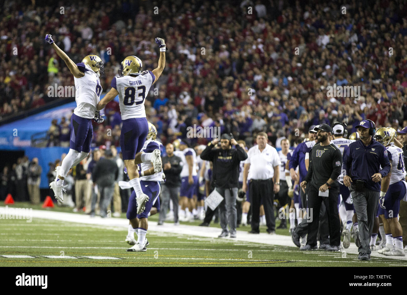 Washington Huskies wide receiver Dante Pettis (8) und Connor Griffin (83) feiern Pettis' Touchdownverriegelung gegen Alabama in der ersten Hälfte des Peach Bowl 2016 im Georgia Dome in Atlanta, Georgia am 31. Dezember 2016. Foto von Mark Wallheiser/UPI Stockfoto