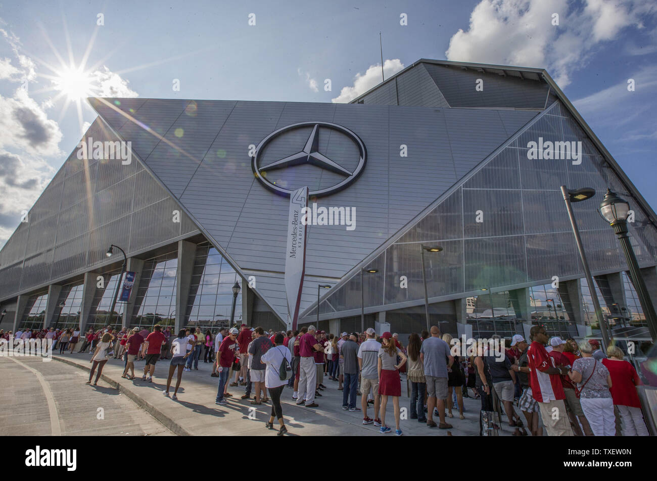 Fans Linie bis drei Stunden früher für das Küken-fil-ein Kickoff Spiel zwischen Alabama und Florida State im neuen Mercedes-Benz-Stadion in Atlanta, Georgia am 2. September 2017. Foto von Mark Wallheiser/UPI Stockfoto