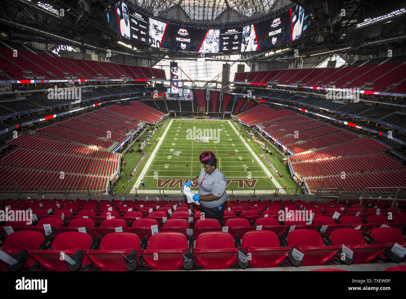 Halunke Owens poliert bis die Sitze im neuen Mercedes-Benz-Stadion vor der Küken-fil-ein Kickoff Spiel zwischen Alabama und Florida Zustand in Atlanta, Georgia am 2. September 2017. Foto von Mark Wallheiser/UPI Stockfoto