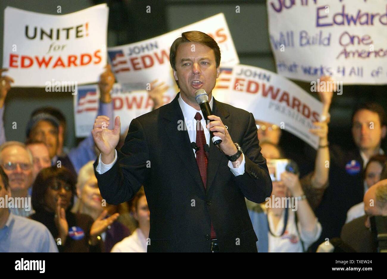Demokratische Präsidentschaftskandidaten Senator John Edwards sprach mit dem mehrere hundert Menschen an der Georgia Tech Hotel und Convetion Center auf Wahlfieber in Atlanta Georgia am 2. März 2004. Edwards wird voraussichtlich von der Präsidentschaftswahl am 3. März 2004 zurückzuziehen. (UPI Foto/Jim Schraube) Stockfoto