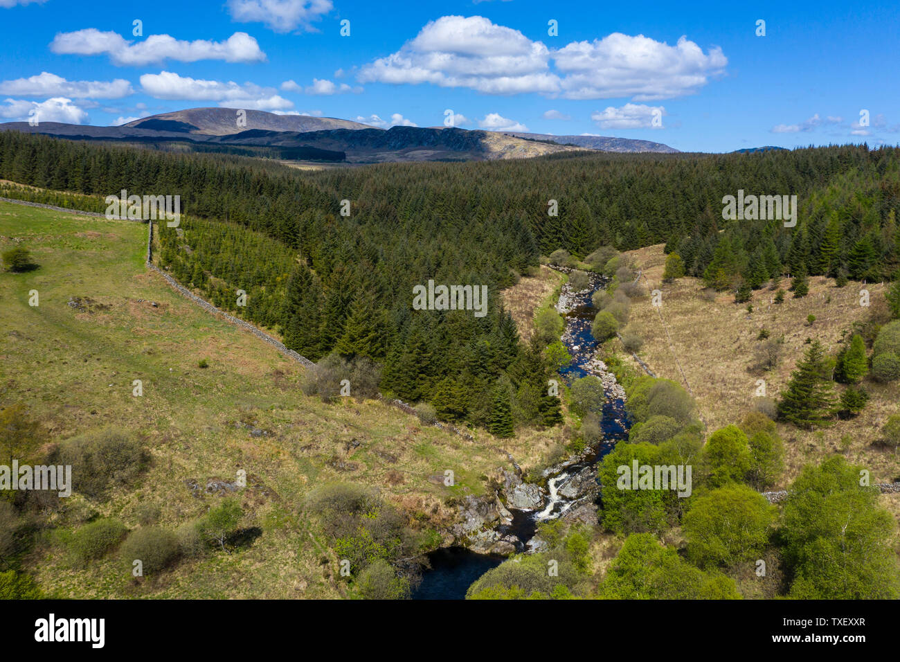 Luftaufnahme von Pool Ness Wasserfall, Fluss Flotte mit cairnsmore der Flotte im Hintergrund, in der Nähe der Pförtnerloge der Flotte, Dumfries and Galloway, Schottland Stockfoto