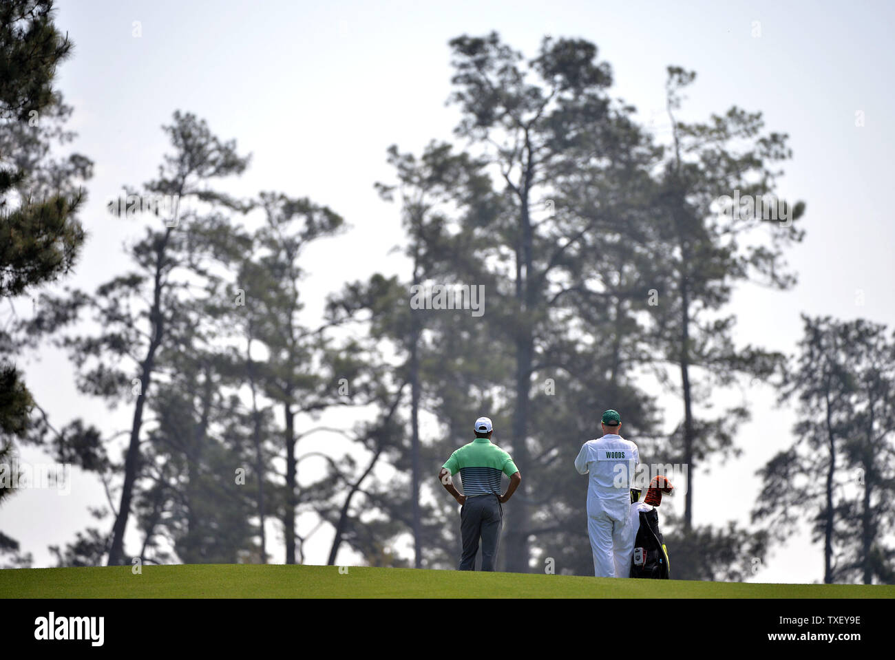 Tiger Woods und seine Caddy Joe LaCava warten am 17. Fairway während einer Praxis, die an den Masters 2015 in Augusta National in Augusta, Georgia am 8. April 2015 zu schlagen. Foto von Kevin Dietsch/UPI Stockfoto