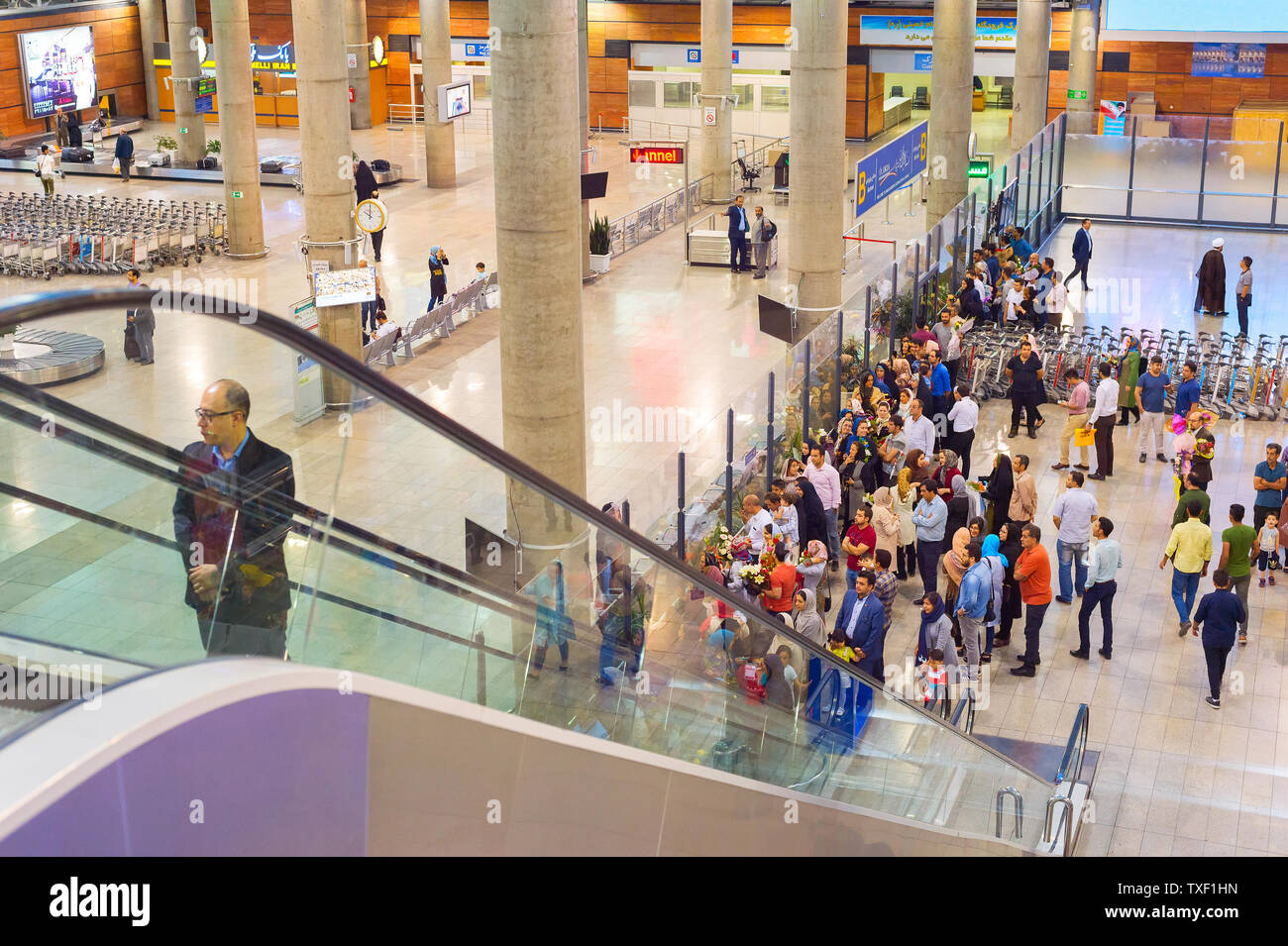 Teheran, Iran - 22. MAI 2017: Die Menschen warten auf ankommenden Fluggäste in Teheran Imam Khomeini International Airport Stockfoto