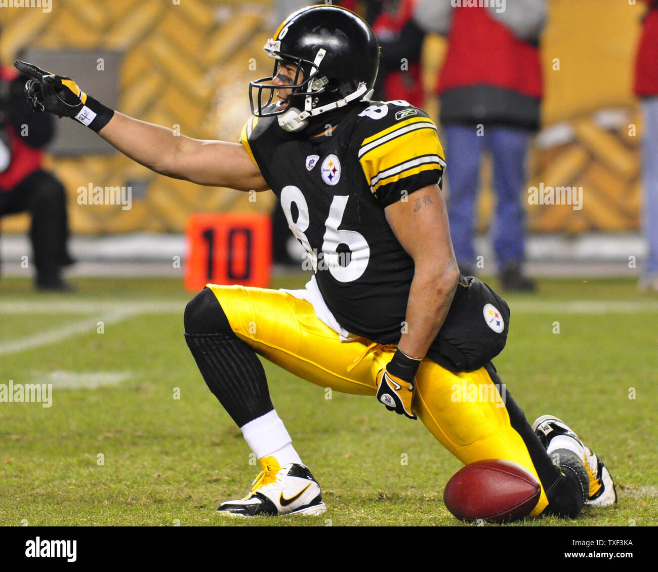 Pittsburgh Steelers wide receiver Hines Ward Posen und Punkte in die Endzone nach einem 17 Yards Rezeption im dritten Quartal die Steelers 37-36 am Heinz Feld in Pittsburgh, Pennsylvania am 20 Dezember, 2009 gewinnen. UPI/Archie Tischler Stockfoto