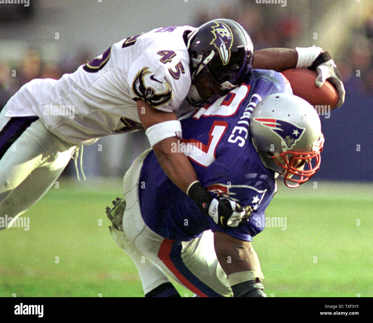 FOX 2000010202 - 02 Januar 2000 - Foxboro, Massachusetts, USA: Die Baltimore Ravens Corey Harris, Links, packt die New England Patriots Ben Coates, 2. Januar bei Foxboro Stadium in Foxboro. Die Patrioten gewonnen 20-3. jr/lkm/Lee K. Marriner UPI Stockfoto