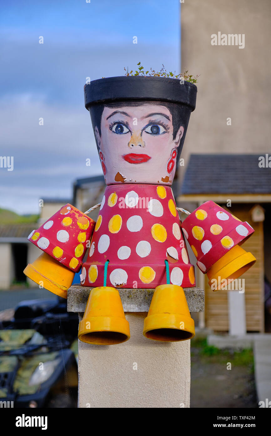 Von Hand bemalt home Eingang Ornament in Abbildung eines gut gekleidete Frau mit alten Blumentöpfe gemacht. Winkel, Frankreich Stockfoto
