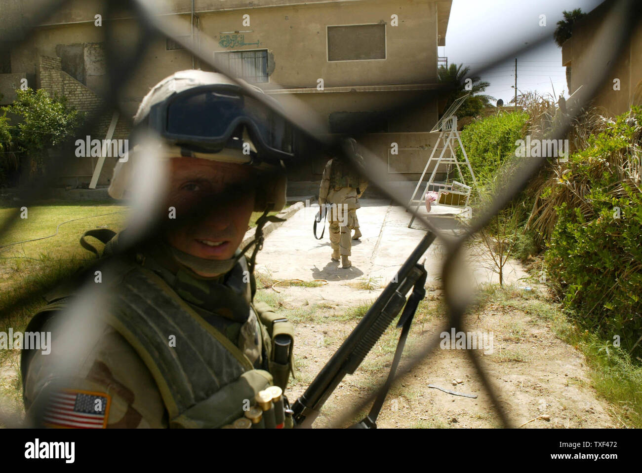 Die US Army 1st Cavalry Division Suche Wohnungen von mutmaßlichen Rebellen für Waffen und Sprengstoff im Südwesten von Bagdad als Teil einer Operation zu helfen, das Land nur wenige Tage, bevor die Übertragung der Souveränität in Irak stabilisieren. (UPI Foto/Mitch Prothero) Stockfoto