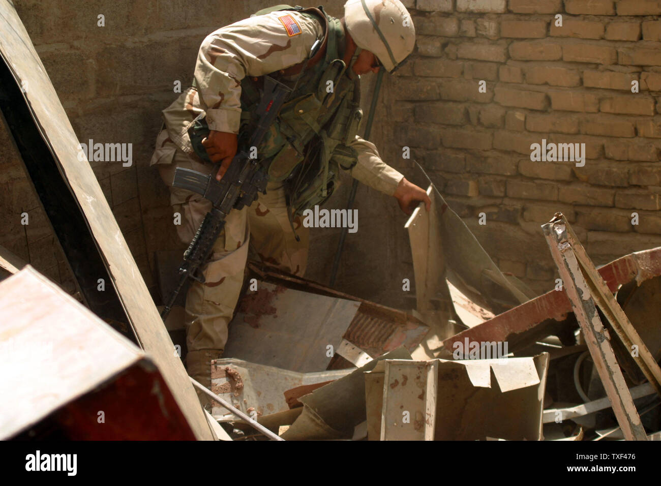 Die US Army 1st Cavalry Division Suche Wohnungen von mutmaßlichen Rebellen für Waffen und Sprengstoff im Südwesten von Bagdad als Teil einer Operation zu helfen, das Land nur wenige Tage, bevor die Übertragung der Souveränität in Irak stabilisieren. (UPI Foto/Mitch Prothero) Stockfoto