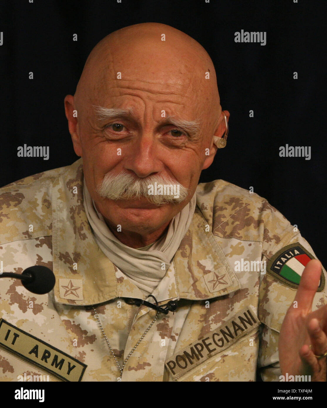 Generalmajor Alessandro Pompegnani, Stellvertretender Befehlshaber der NATO Training Mission, sagte, dass die NATO keine Pläne hat, ein ständiges Hauptquartier im Irak auf einer Pressekonferenz in Bagdad am 31. Mai 2008 geöffnet. Alle 26 NATO-Länder beteiligen sich an der Ausbildung der irakischen Armee. Die Rolle der NATO im Irak ist bald zu Ende, aber der irakische Ministerpräsident Nuri al Maliki will, dass Sie Ihren Aufenthalt, bis 2009 zu verlängern. (UPI Foto/Ali Jasim) Stockfoto