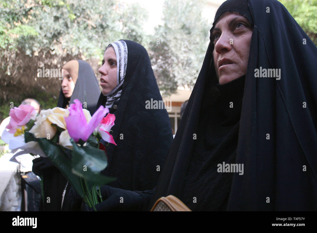 Moslemische Frauen sorgen Christmette in die Jungfrau Maria Kirche in Bagdad, Irak am 25. Dezember 2008. Weihnachten war ein offizieller Feiertag im Irak zum ersten Mal in diesem Jahr erklärt. (UPI Foto/Ali Jasim) Stockfoto