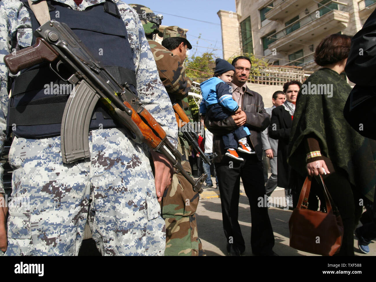 Irakische Polizisten stand Guard außerhalb der Jungfrau Maria Kirche, als Anbeter nach Weihnachten Masse in Bagdad, Irak, am 25. Dezember 2008 verlassen. Weihnachten war ein offizieller Feiertag im Irak zum ersten Mal in diesem Jahr erklärt. (UPI Foto/Ali Jasim) Stockfoto