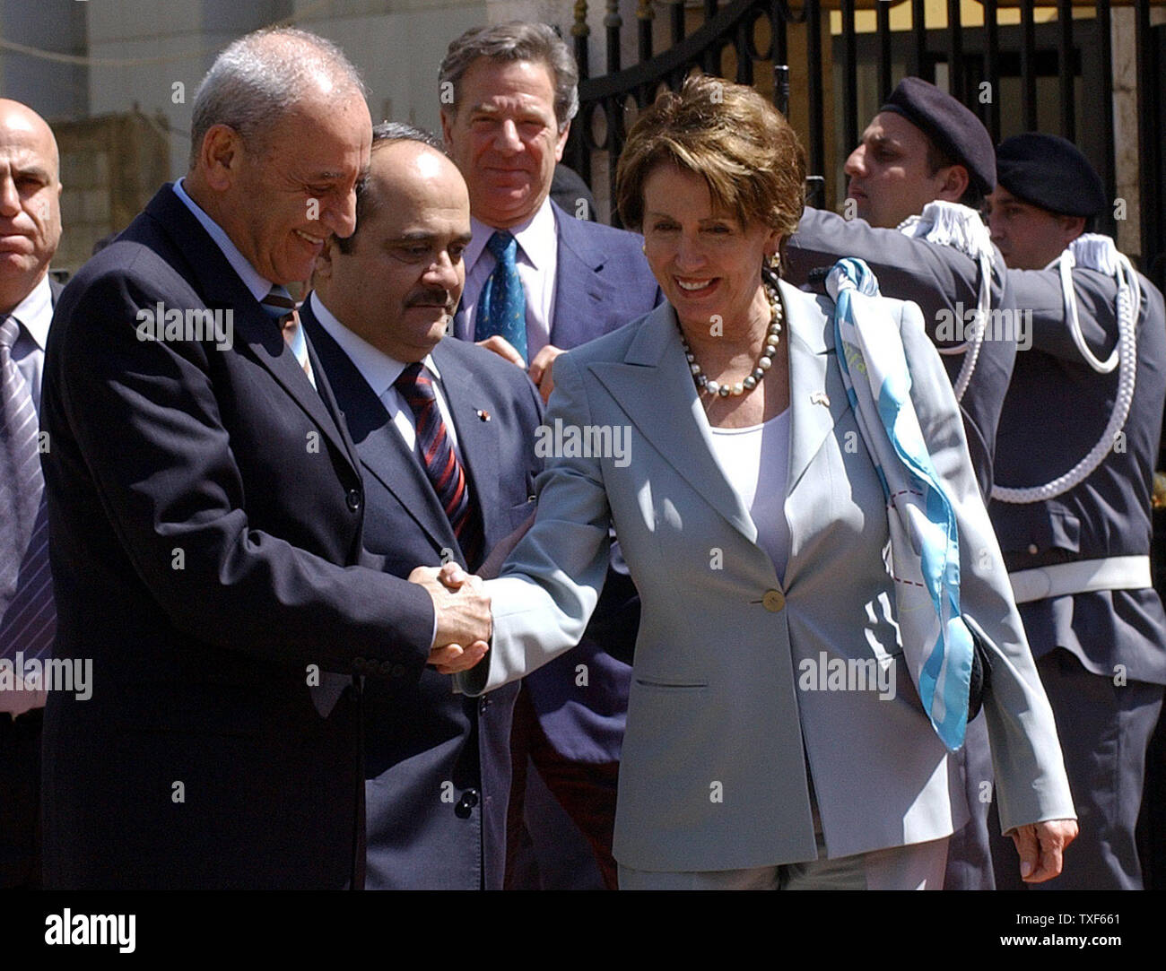 Us-Sprecher des Repräsentantenhauses Nancy Pelosi (R) trifft mit libanesischen Parlamentspräsidenten, die schiitischen Moslemischen Amal Führer Nabih Berri in seinem Haus in Beirut am 2. April 2007. Pelosi ist auf einen Nahen Osten fact finding mission, das auch einen Besuch in Israel und Syrien. (UPI Foto) Stockfoto