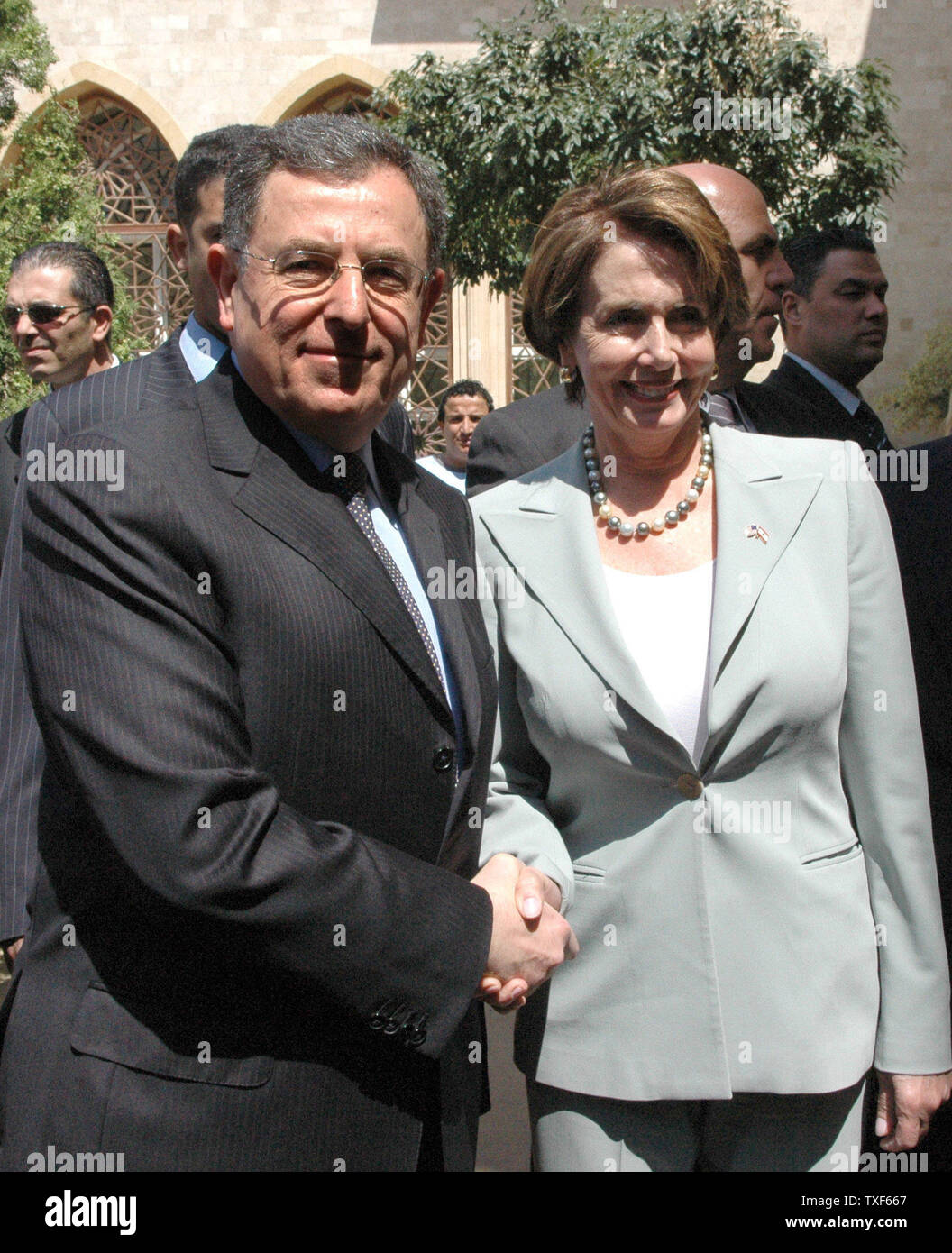 Us-Sprecher des Repräsentantenhauses Nancy Pelosi (R) trifft libanesischen Ministerpräsidenten Fuad Saniora an der libanesischen Regierung in Beirut am 2. April 2007. Pelosi ist auf einen Nahen Osten fact finding mission, das auch einen Besuch in Israel und Syrien. (UPI Foto) Stockfoto