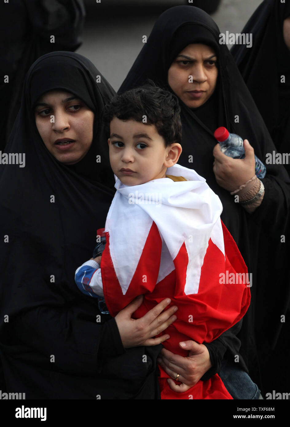 Mütter ihre Kinder in die Nationalflagge wrap als Bahraini regierungsfeindlichen Demonstranten in Pearl Square, im Mittelpunkt der Demonstrationen für mehr als zwei Wochen, in Manama, Bahrain am 1. März 2011 Rallye. UPI/Isa Ebrahim Stockfoto
