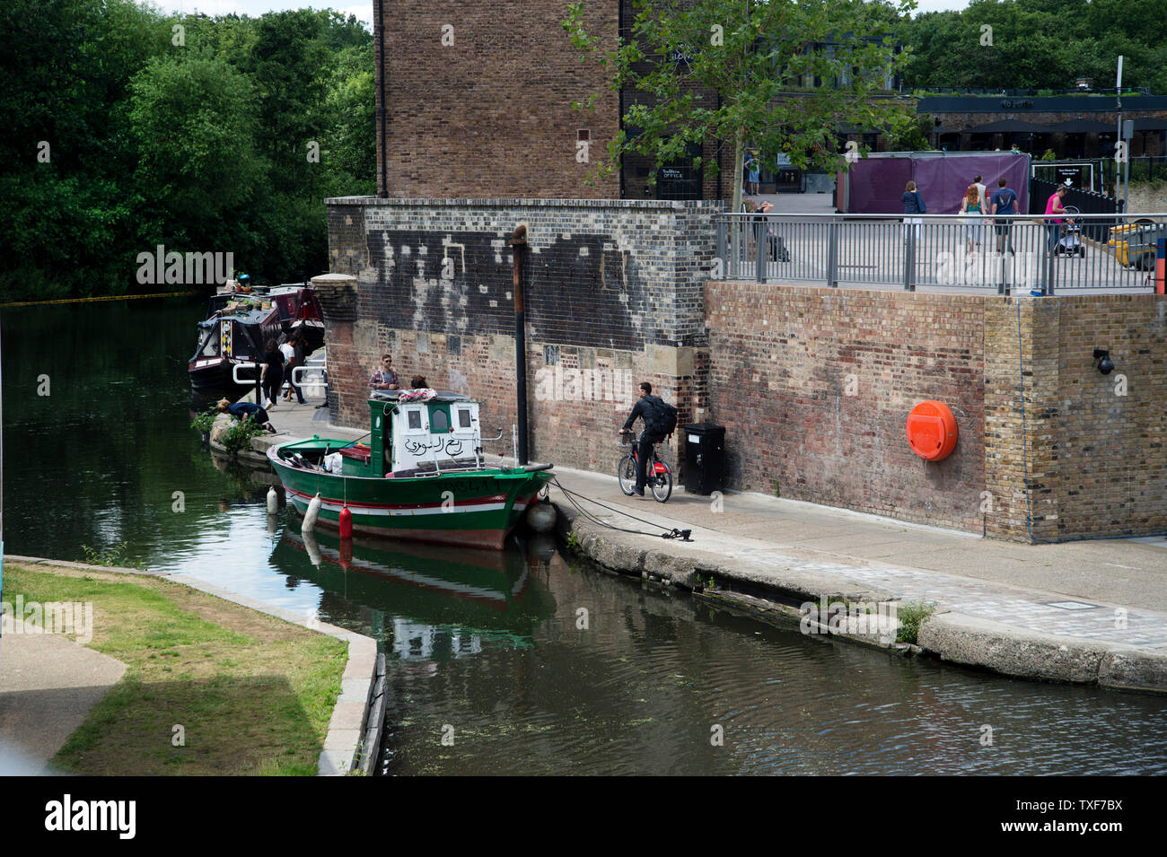 London, Kings Cross. Ein kleines Fischerboot, da T 06411, verwendet, um Migranten zu Sizilien aus Libyen zu nehmen bekannt ist, ist jetzt Teil eines Projekts von der Künstlerin Lucy Jones, Stockfoto
