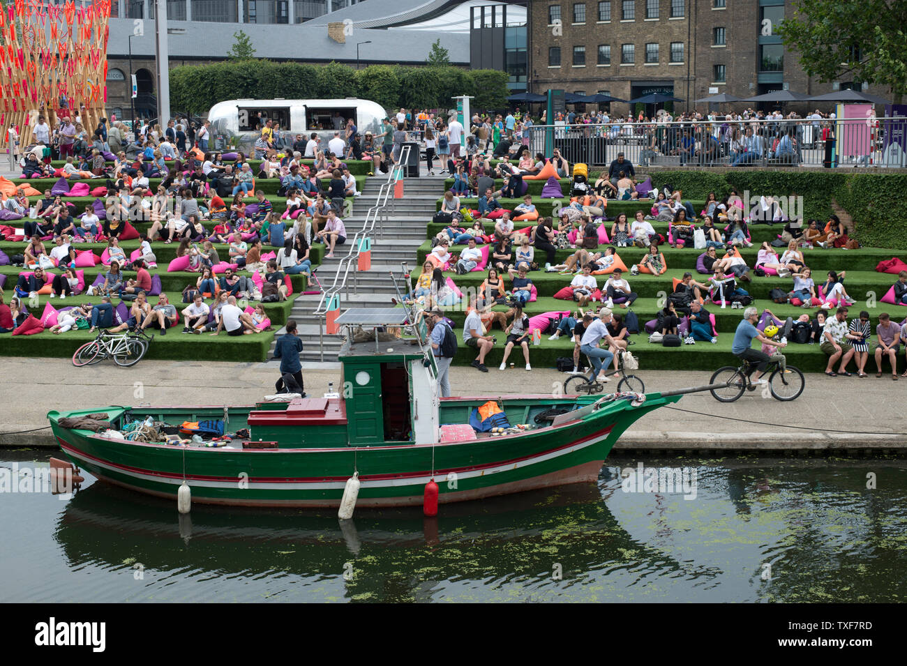London, Kings Cross. Ein kleines Fischerboot, da T 06411, verwendet, um Migranten zu Sizilien aus Libyen zu nehmen bekannt ist, ist jetzt Teil eines Projekts von der Künstlerin Lucy Jones, Stockfoto