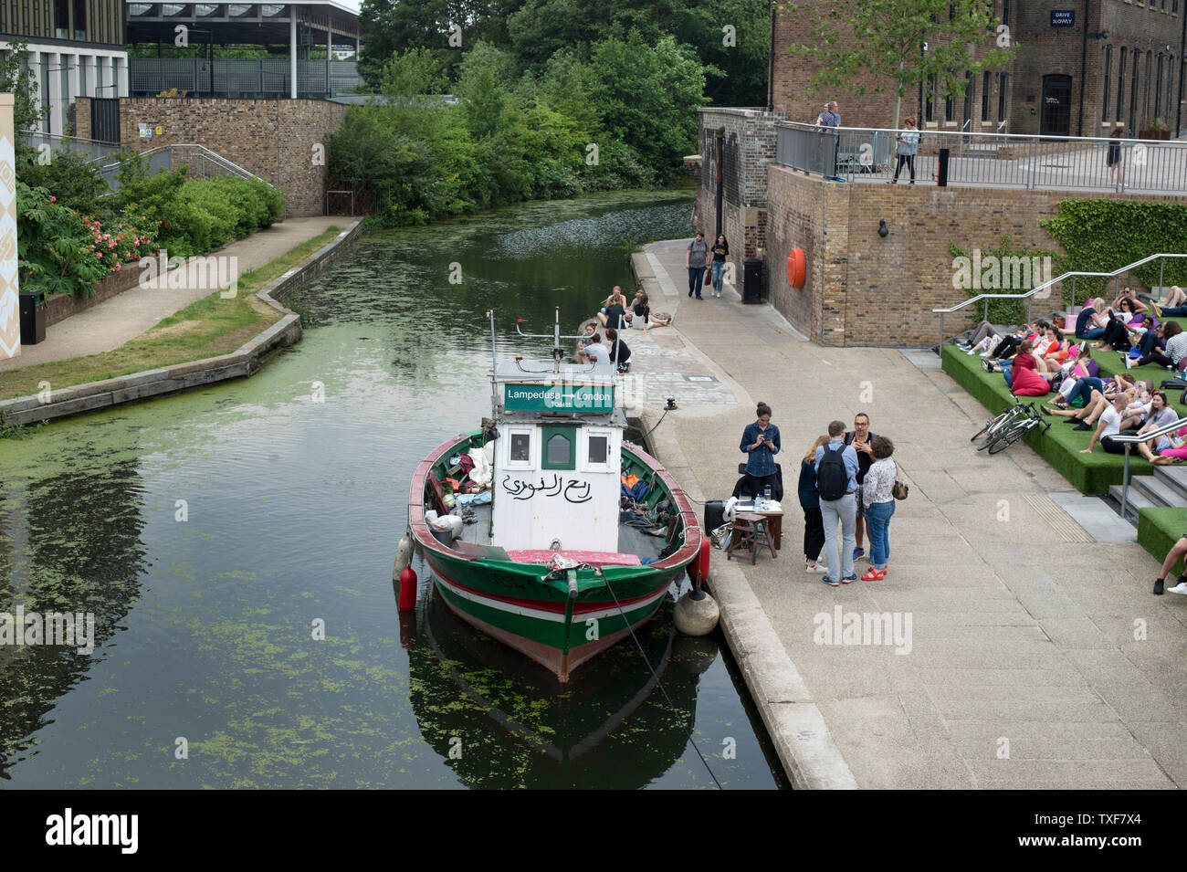 London, Kings Cross. Ein kleines Fischerboot, da T 06411, verwendet, um Migranten zu Sizilien aus Libyen zu nehmen bekannt ist, ist jetzt Teil eines Projekts von der Künstlerin Lucy Jones, Stockfoto
