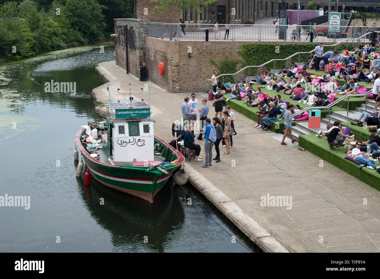 London, King's Cross. Ein kleines Fischerboot, da T 06411, verwendet, um Migranten zu Sizilien aus Libyen zu nehmen bekannt ist, ist jetzt Teil eines Projekts von der Künstlerin Lucy Jones Stockfoto