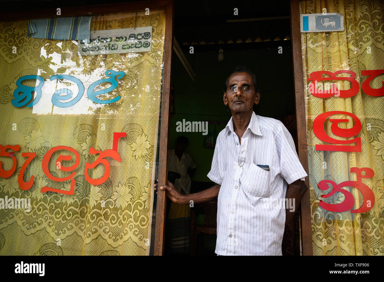 Mann vor seinem Geschäft vor, Galle, Sri Lanka Stockfoto