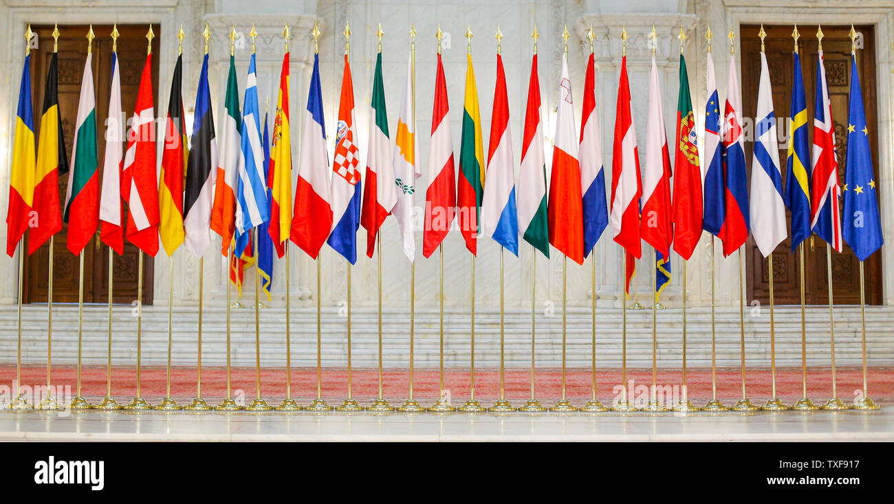 Die Mitgliedstaaten der Europäischen Union Flaggen neben anderen Stockfoto