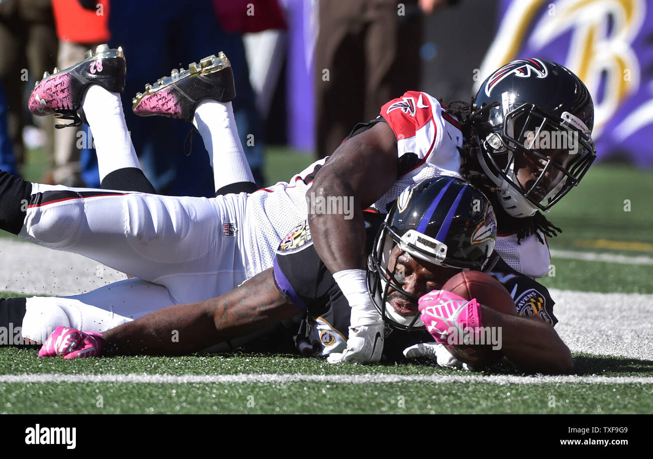 Baltimore Ravens wide receiver Torrey Smith ist an der 1-Yard-Linie Angriff durch die Atlanta Falcons cornerback Desmond Trufant im zweiten Quartal bei M&T Bank Stadium in Baltimore, Maryland am 19. Oktober 2014. UPI/Kevin Dietsch Stockfoto