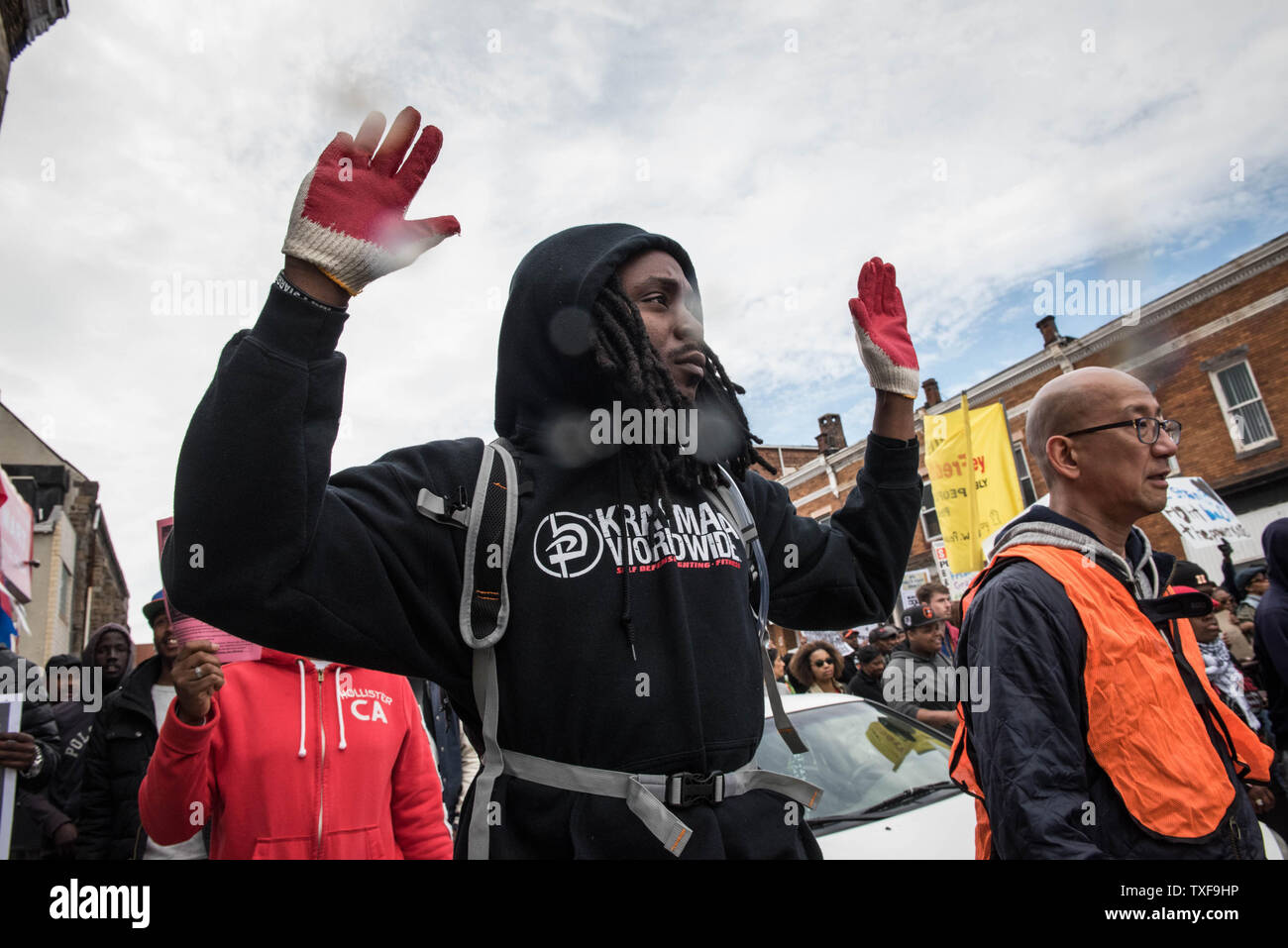 Tausende von Menschen durch die Straßen von Baltimore, Maryland während einer Demonstration am 25. April 2015 die Misshandlung und ultimative Tod von Freddie Grau in Polizeigewahrsam zu protestieren. Grau, 25, wurde am 12. April verhaftet und starb der Unerklärten spinalen Verletzungen während in einen Polizeiwagen. Foto Ken Cedeño/UPI Stockfoto