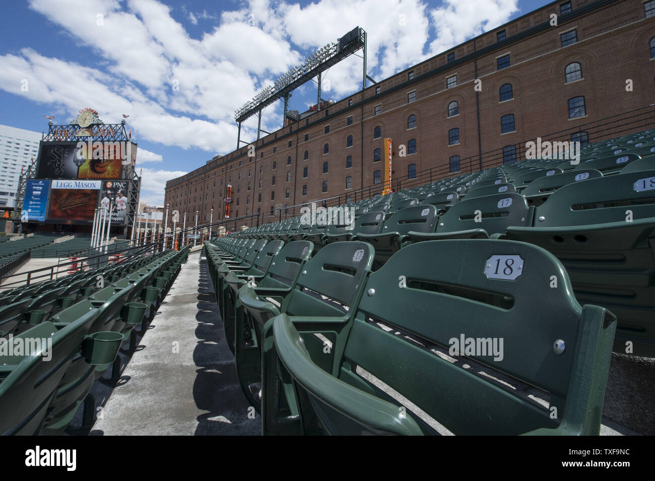 Orioles Park at Camden Yards ist komplett leer von Fans vor der Orioles Spiel gegen die Chicago White Sox, in Baltimore, Maryland am 29. April 2015. Zum ersten Mal in der Geschichte der Major League Baseball Fans wurden nicht auf das Spiel aufgrund der anhaltenden Unruhen und Proteste in Baltimore im Zuge der Freddie Grey's Tod erlaubt. Ende der 25-Jährige starb früh diesen Monat von einer Querschnittslähmung in Polizeigewahrsam. Foto von Kevin Dietsch/UPI Stockfoto