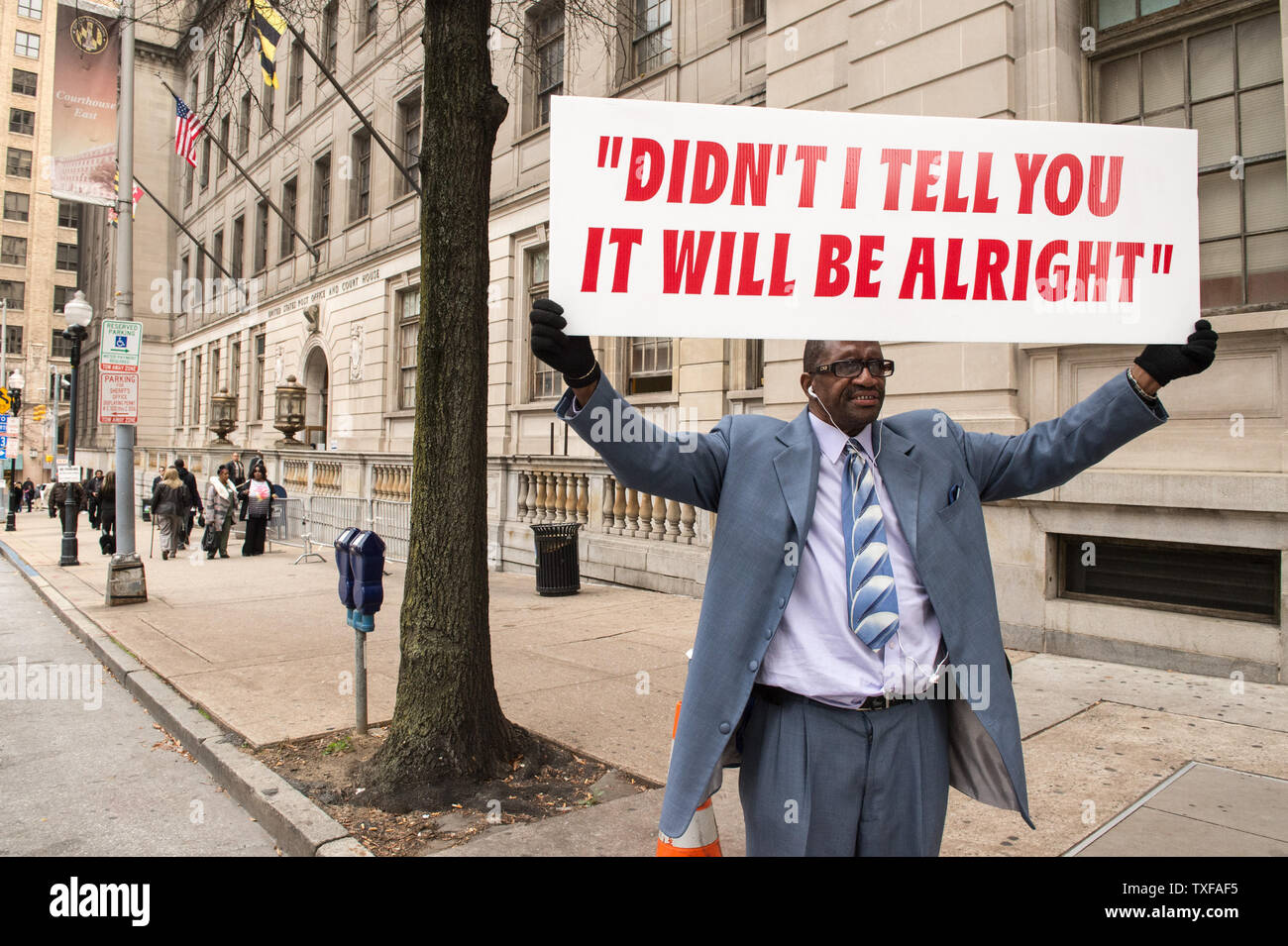 Ronnie Church-Brown hält ein Schild vor dem Baltimore City Gericht als jury Beratungen im Prozess gegen Baltimore Police Officer William Porter in Baltimore, Maryland 16. Dezember 2015 fortzusetzen. Porter ist die erste von sechs Polizisten im Tod der schwarze Häftling Freddie Grau von Verletzungen versucht werden in Polizeigewahrsam erlitten hat. Grau, 25, starb eine Woche nach einer Verletzung des Rückenmarks während am 12. April 2015 verhaftet wurde. Foto Ken Cedeño/UPI Stockfoto