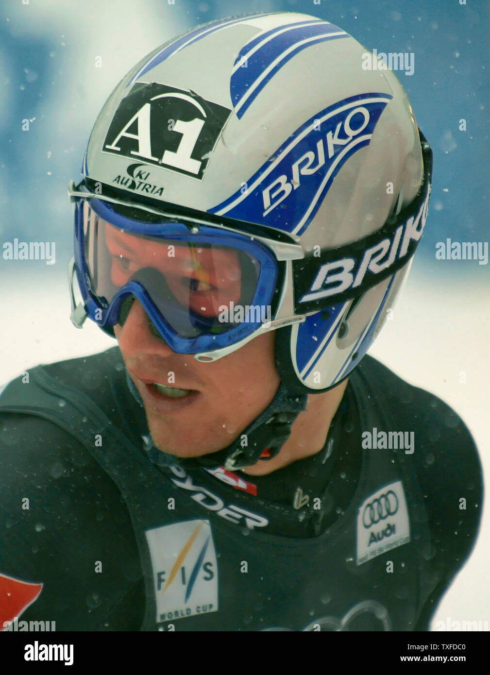 Österreichs Hannes Reichelt schaut zurück auf Seine Siegerzeit bei den Herren World Cup alpine Super G auf die Raubvögel Kurs in Beaver Creek, Colorado am 1. Dezember 2005. Reichelt gewann das Rennen mit einer Zeit von 1:17,33. (UPI Foto/Gary C. Caskey) Stockfoto