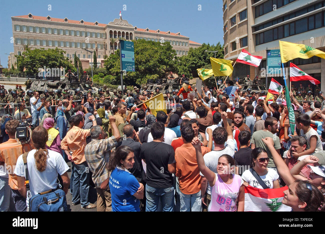 Libanesische Sicherheit zusehen, wie eine kleine Gruppe von Anhängern der Hisbollah sammeln unter dem Ministerpräsidenten Büro in Beirut der Besuch von US-Staatssekretär, David Welch, am 5. August 2006 in den Libanon zu protestieren. Welch met mit dem Libanesischen eine UN-Resolution des Sicherheitsrates durch Frankreich, die auf der Suche nach einer Lösung des Konflikts Ziele formuliert zu diskutieren. (UPI Foto/Norbert Schiller) Stockfoto