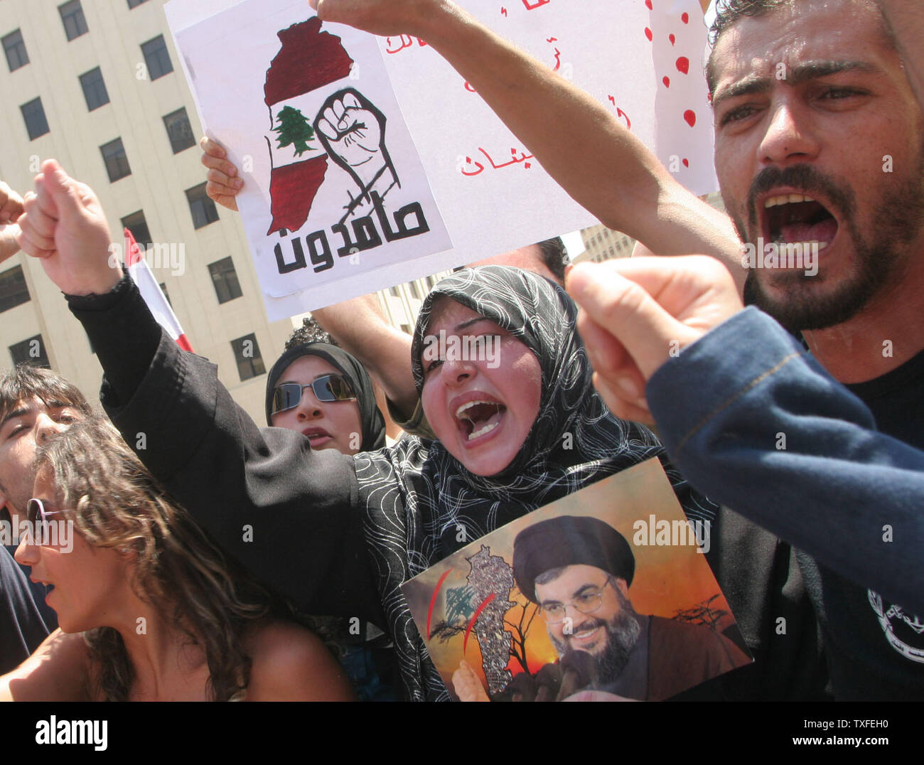 Eine kleine Gruppe der Hisbollah Anhänger versammeln sich vor dem Büro des Premierministers in Beirut der Besuch von US-Staatssekretär, David Welch, am 5. August 2006 in den Libanon zu protestieren. Welch met mit dem Libanesischen eine UN-Resolution des Sicherheitsrates durch Frankreich, die auf der Suche nach einer Lösung des Konflikts Ziele formuliert zu diskutieren. (UPI Foto) Stockfoto