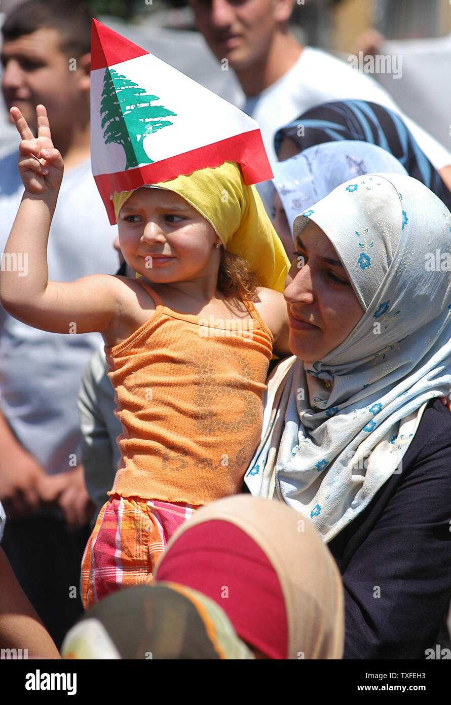 Eine kleine Gruppe der Hisbollah Anhänger versammeln sich vor dem Büro des Premierministers in Beirut der Besuch von US-Staatssekretär, David Welch, am 5. August 2006 in den Libanon zu protestieren. Welch met mit dem Libanesischen eine UN-Resolution des Sicherheitsrates durch Frankreich, die auf der Suche nach einer Lösung des Konflikts Ziele formuliert zu diskutieren. (UPI Foto/Norbert Schiller) Stockfoto