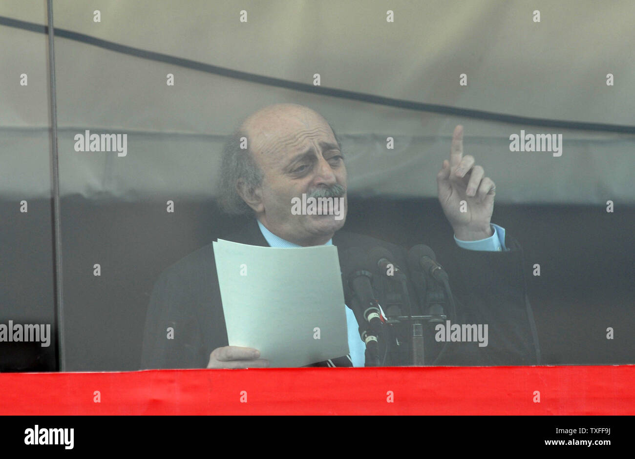 Walid Jumblatt, Libanesische drusische Führer, Adressen Zehntausende pro Regierung Libanesische an Märtyrern Platz versammelt, um den zweiten Jahrestag des früheren Ministerpräsidenten Rafik Hariris Ermordung am 14. Februar 2007 zu gedenken. Die militärische Einrichtung Stacheldraht Division Unterstützer der Regierung von der Hisbollah Opposition, die in der Nähe von Martyrs Square lagerten Seit dem 1. Dezember 2006 fordern den Rücktritt der Regierung. Die Feier verlief ohne Zwischenfall zwischen den beiden Gruppen. (UPI Foto/Norbert Schiller) Stockfoto