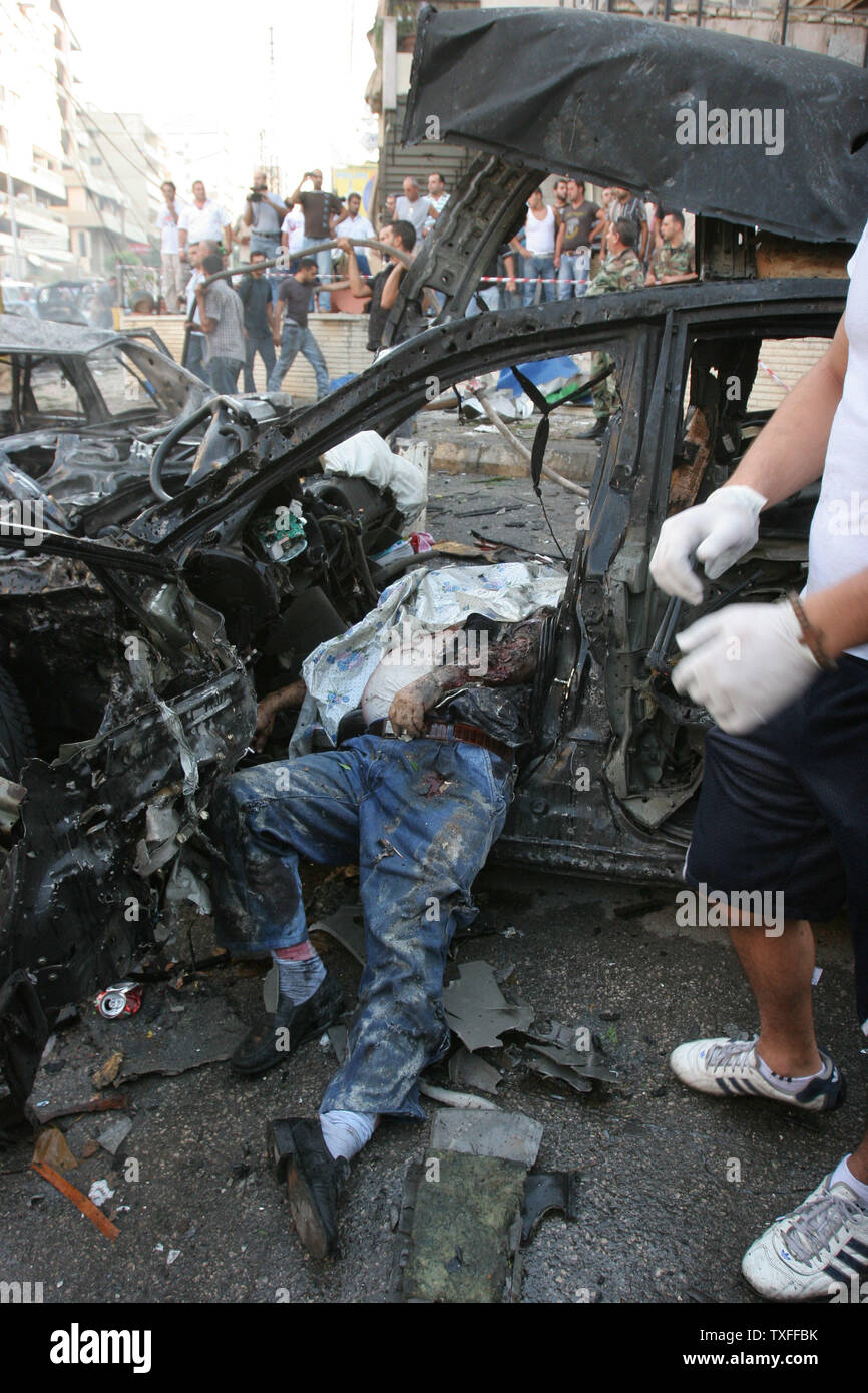 Menschen versammeln sich an dem Ort, an dem die Bomben explodierten Tötung anti-syrischen Mitglied des Parlaments, Antoine Ghanem und acht andere in Beirut am 19. September 2007. 20 Menschen wurden bei dem Angriff verletzt. Der Angriff kommt, sechs Tage vor dem entscheidenden geplanten parlamentarischen Sitzung, einen neuen Präsidenten zu wählen. Ghanem ist der achte anti-syrische Politiker ermordet wurde seit 2005, als der ehemalige Premierminister Rafik Hariri getötet wurde. (UPI Foto) Stockfoto