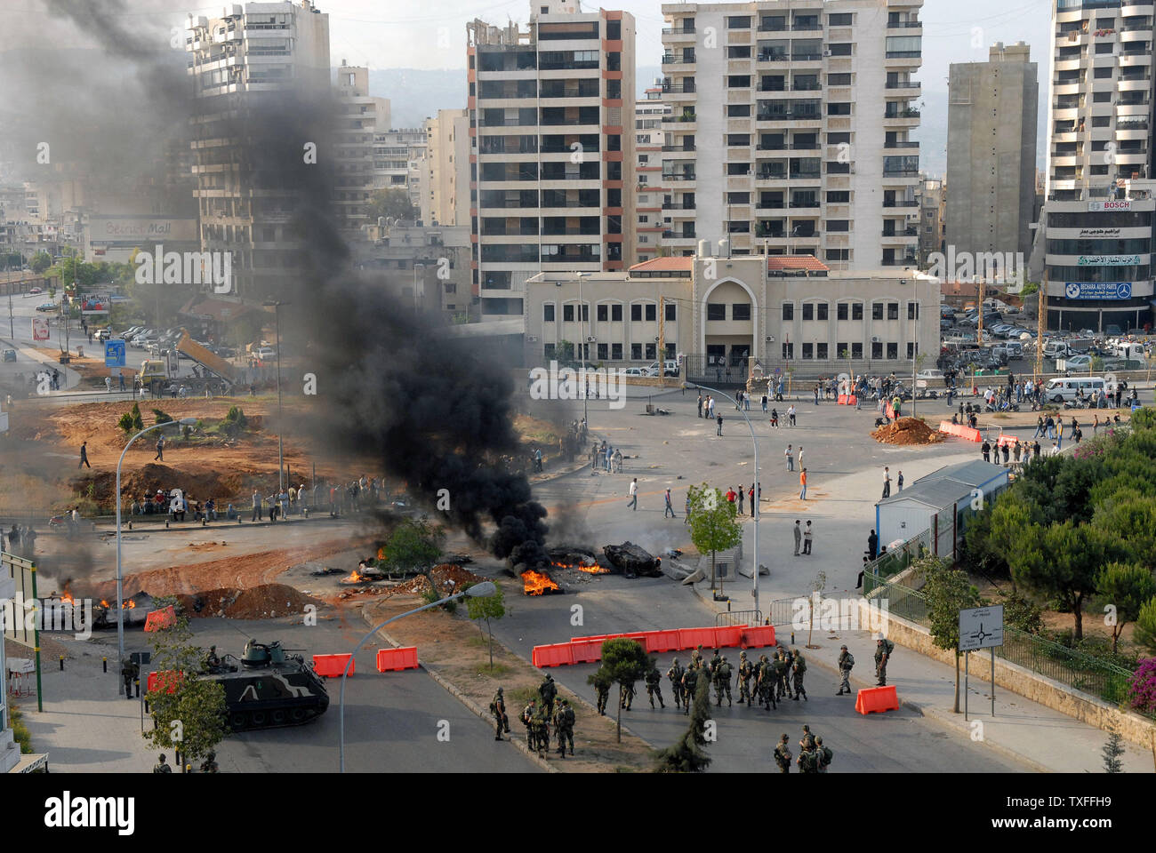 Demonstranten, verbündet mit der libanesischen Hisbollah - LED-politische Opposition, brennen Reifen, alte Autos und Straßen in der Hauptstadt Beirut am 7. Mai 2008. Eine allgemeine Arbeit Streik wurde für Gewerkschaften verlangt Einkommenserhoehungen genannt. Sporadische Gewehr - das Feuer war in der gesamten Hauptstadt gehört sowie Auseinandersetzungen zwischen rivalisierenden politischen Gruppen. Der Flughafen war auch geschlossen. (UPI Foto) Stockfoto