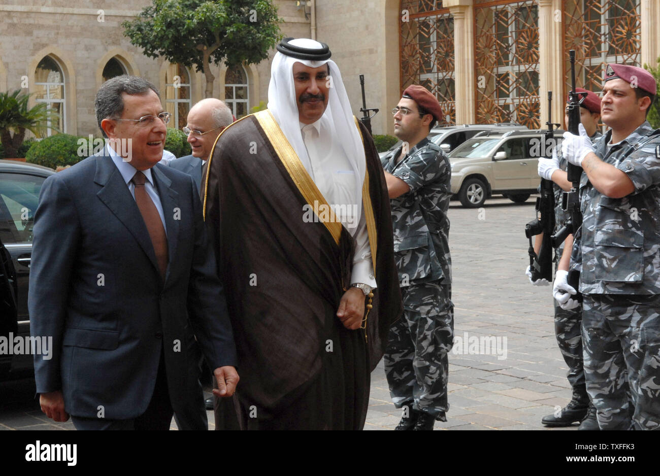 Libanesischen Premierminister Fuad Saniora (L) geht mit Premierminister von Katar, Scheich Hamad Bin Jassim Bin Jaber al-Thani, die mit anderen Mitgliedern der Arabischen Liga in der libanesischen Hauptstadt sind den Streit zwischen der Regierung und der Hisbollah führen Opposition am 14. Mai 2008 Regeln. Über 60 Leute bis jetzt Ithe getötet worden, die meisten von ihnen Zivilisten. (UPI Foto) Stockfoto