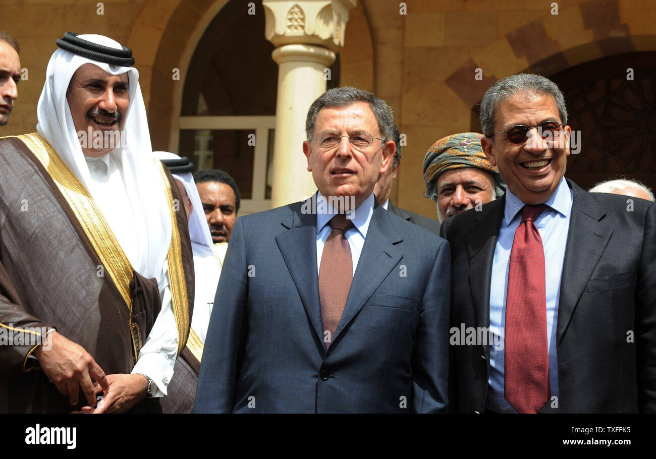 Libanesischen Premierminister Fuad Saniora (C) trifft sich mit Mitgliedern der Arabischen Liga Delegation, die in der libanesischen Hauptstadt sind den Streit zwischen der Regierung und der Hisbollah führen Opposition am 14. Mai 2008 Regeln. Abgebildet mit saniora sind Katarischen Ministerpräsidenten Scheich Hamad Bin Jassim Bin Jaber al-Thani (L) und der Generalsekretär der Arabischen Liga, Amr Moussa (R). Über 60 Leute bis jetzt Ithe getötet worden, die meisten von ihnen Zivilisten. (UPI Foto) Stockfoto