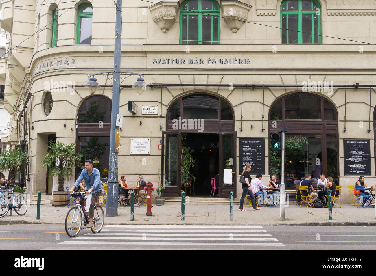 Die Außenseite des Szatyor Bar es Galeria auf Bartok Bela Straße im Ujbuda Teil von Budapest, Ungarn. Stockfoto