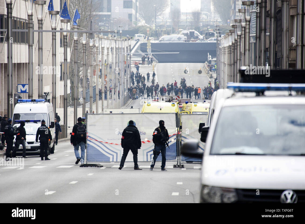 Soldaten blockieren den Zugriff am 22. März 2016, eine Serie von Explosionen behauptete, von den islamischen Staat Gruppe durch den Flughafen Brüssel und eine U-Bahn heute zerrissen und töteten etwa 35 Menschen in den neuesten Angriffen blutige Gemetzel in das Herz Europas zu bringen Maalbeek aroad in der Nähe der U-Bahn Station in Brüssel. Foto von Diego Ravier/UPI Stockfoto