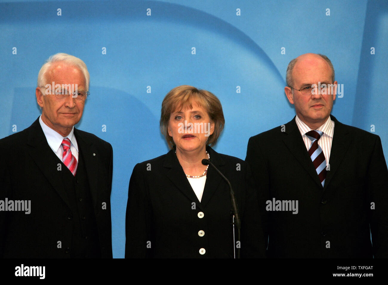 (L - R) Edmund Stoiber, Leiter des Partner KBE bayerischen regionalen Partei, Angela Merkel, Vorsitzende der CDU Deutschlands, Volker Kauder, Generalsekretär der CDU (Christlich Demokratische Union) geben Wahlnacht reden am 18. September 2005 in Berlin. Die Deutschen gingen zu den Urnen landesweite Sonntag, 18. September 2005. Mit nur 1% Rand über SDP Partei nach der Abstimmung, die CDU nicht gewinnen den großen Vorteil voraus. (UPI Foto/Tom Theobald) Stockfoto