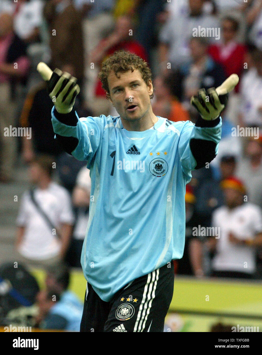 Jens LEHMANN, Torwart der Deutschen Mannschaft gibt Richtungen während der Fußball-WM im Olympiastadion am Freitag, 30. Juni 2006 in Berlin, Deutschland. Deutschland besiegte Argentinien 4-2. (UPI Foto/Arthur Thill) Stockfoto