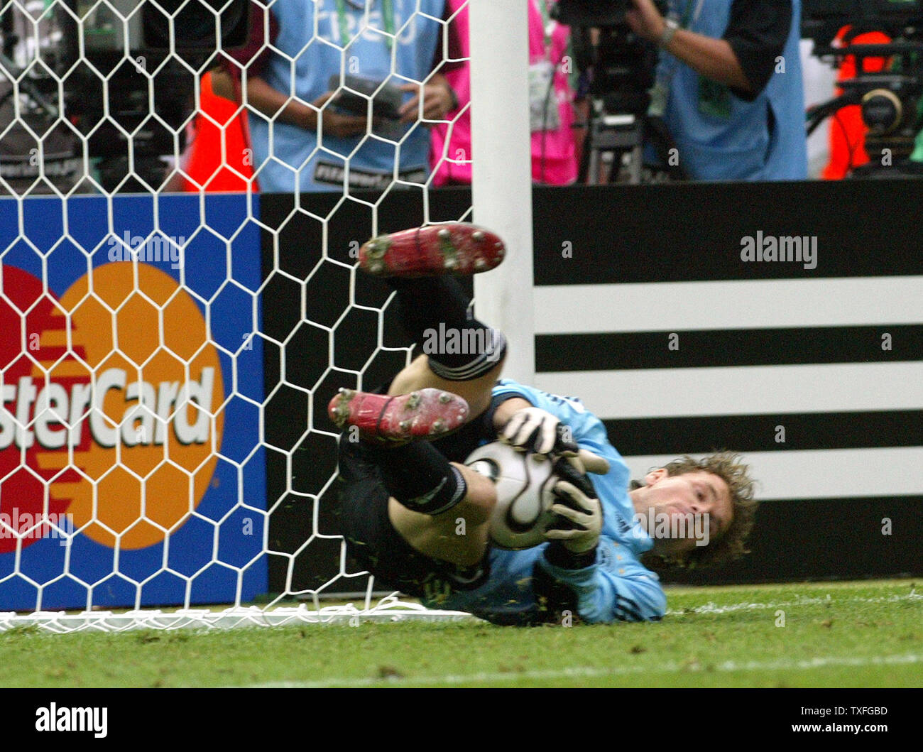 Deutschlands Torwart Jens Lehmann greift sich einen Elfmeter durch Argentinien Roberto Ayala während der Fußball-WM im Olympiastadion am Freitag, 30. Juni 2006 in Berlin, Deutschland. Deutschland besiegte Argentinien 4-2. (UPI Foto/Arthur Thill) Stockfoto