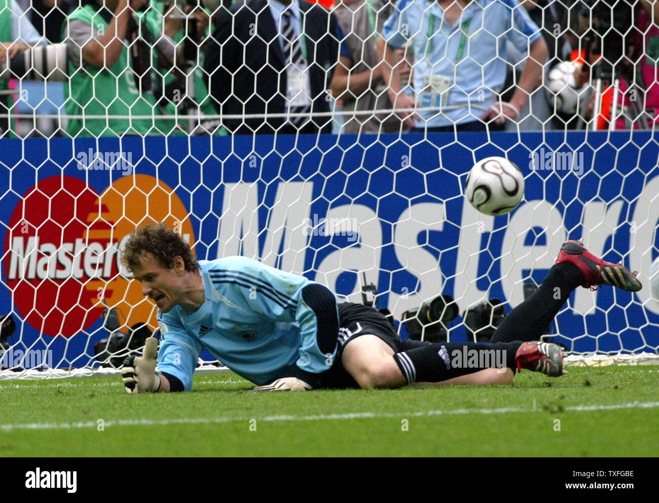 Der Deutsche Jens Lehmann den Ball auf einem Ziel durch Maxi Rodriguez von Argentinien während der Fußball-WM im Olympiastadion am Freitag, 30. Juni, in Berlin, Deutschland 2006. Deutschland besiegte Argentinien 4-2. (UPI Foto/Arthur Thill) Stockfoto