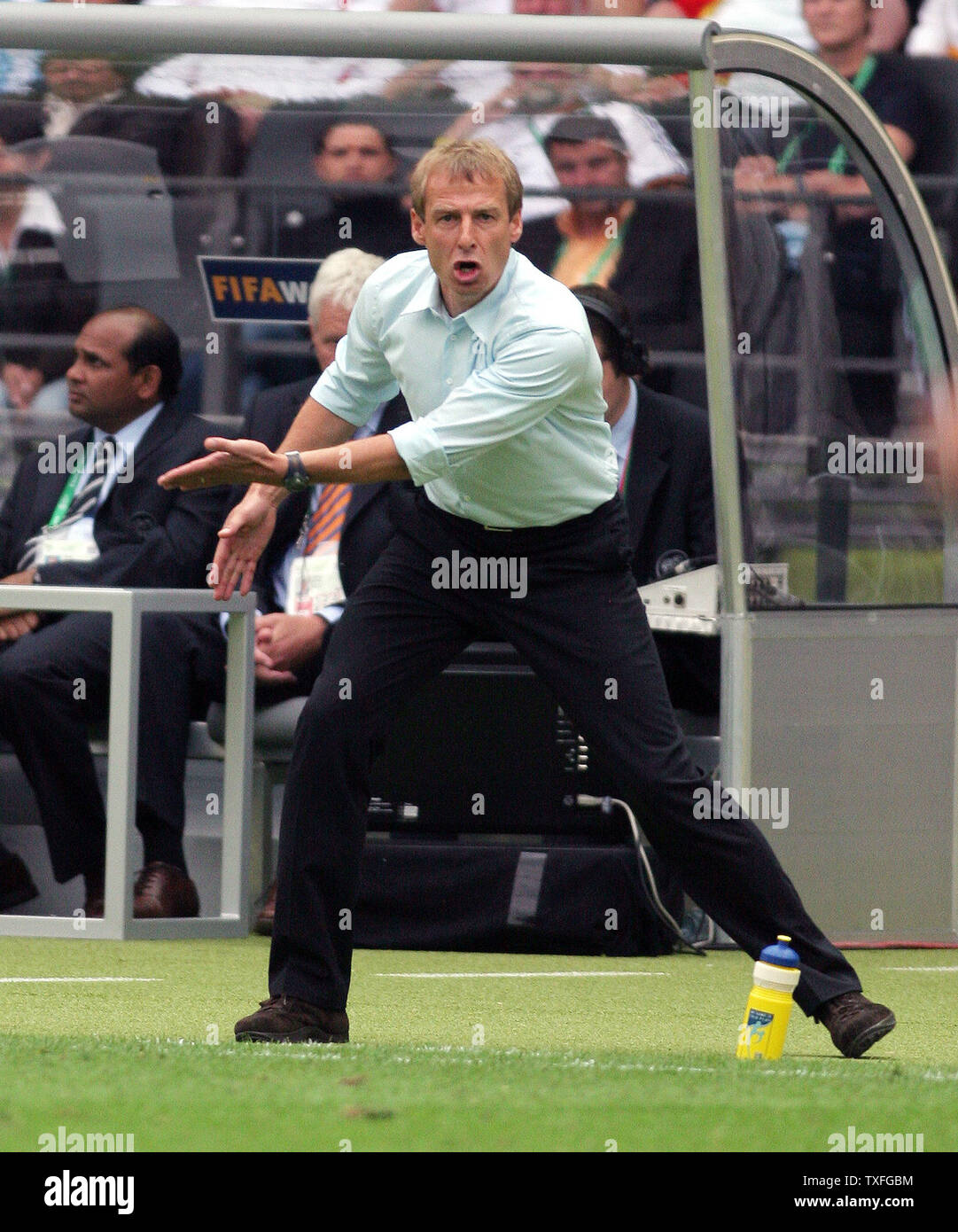 Bundestrainer Jürgen Klinsmann schreit Anweisungen während der Fußball-WM im Olympiastadion am Freitag, 30. Juni 2006 in Berlin, Deutschland. Deutschland besiegte Argentinien 4-2. (UPI Foto/Arthur Thill) Stockfoto