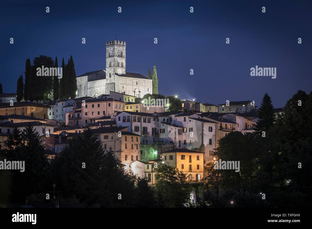 Die mittelalterliche Stadt Barga bei Nacht, Garfagnana, Toskana, Italien Stockfoto