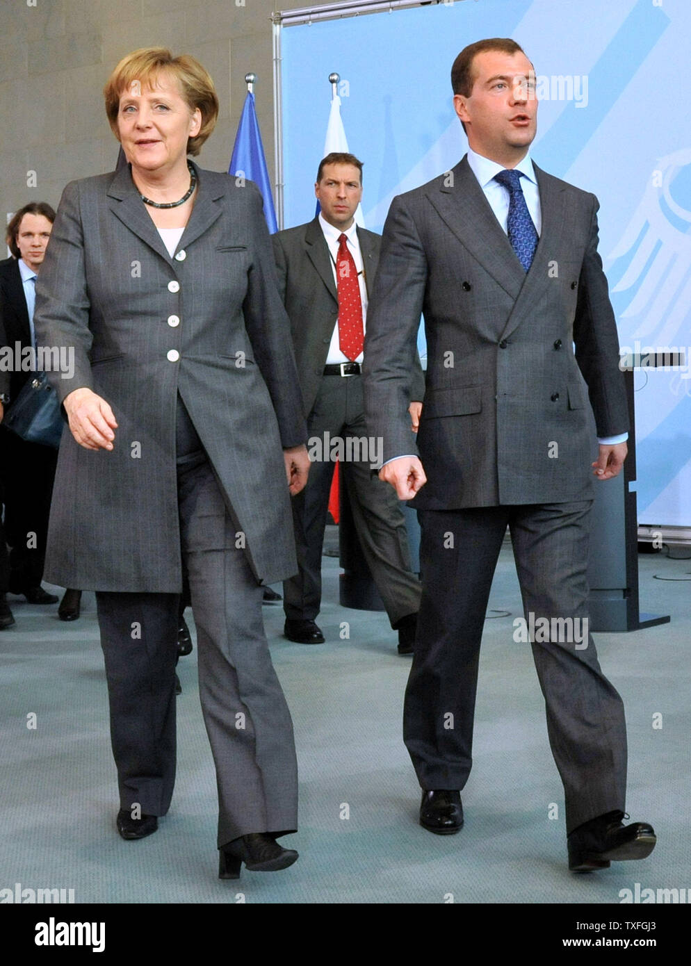 Der russische Präsident Dmitri Medwedew (R) und die deutsche Bundeskanzlerin Angela Merkel kommen für eine Nachrichten Konferenz nach ihrem Treffen in Berlin am 31. März 2009 im Vorfeld des G20-Gipfels in London. (UPI Foto/Alex Volgin) Stockfoto